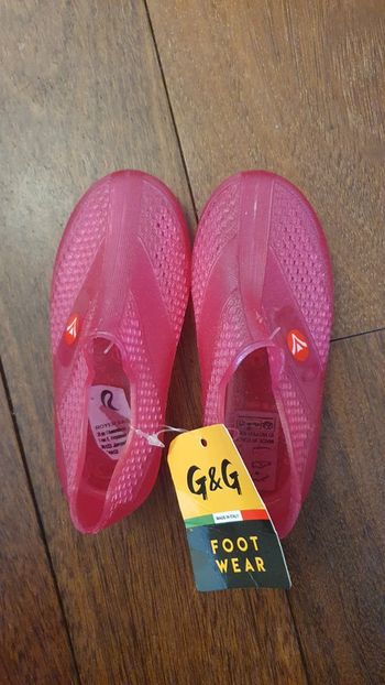 Chaussures de plage roses neuves 27