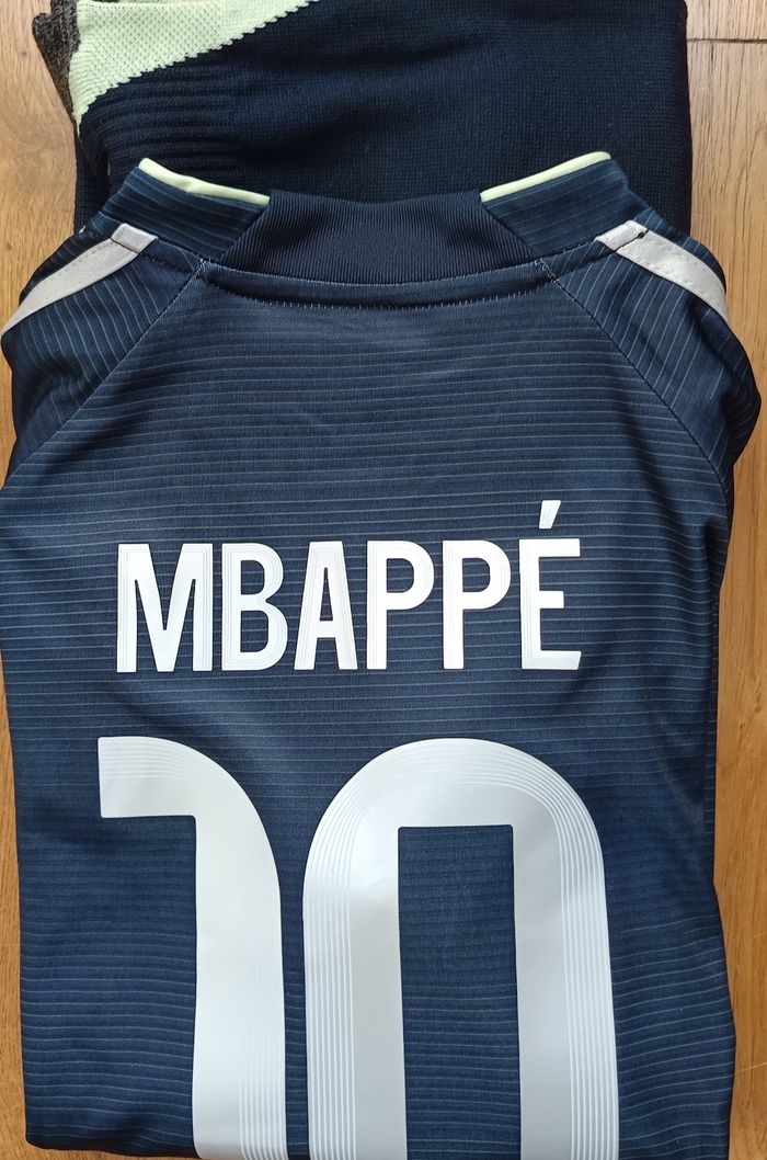 Taille 8 ans Real de Madrid Mbappe modèle 2026 marine extérieur - photo numéro 5