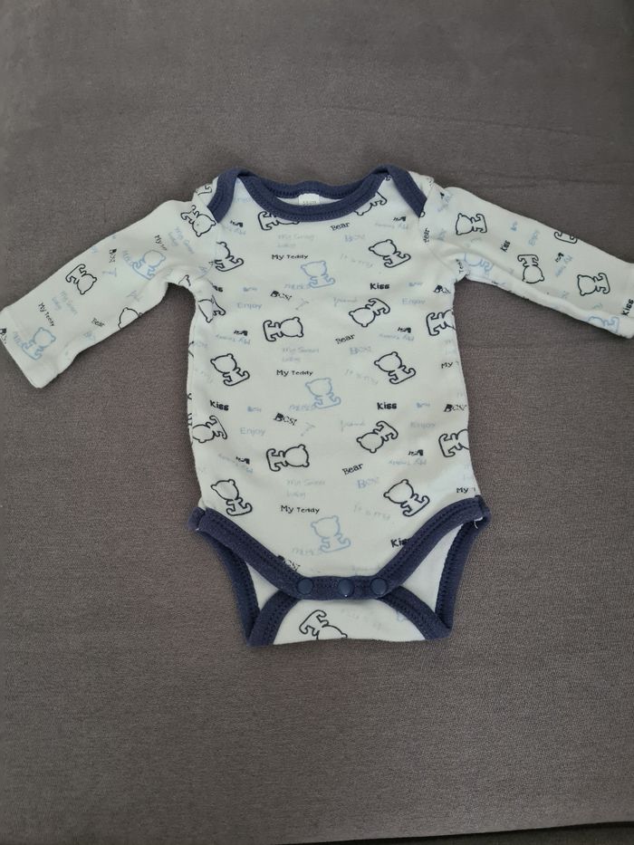 Lot bodies et un pyjama - photo numéro 6