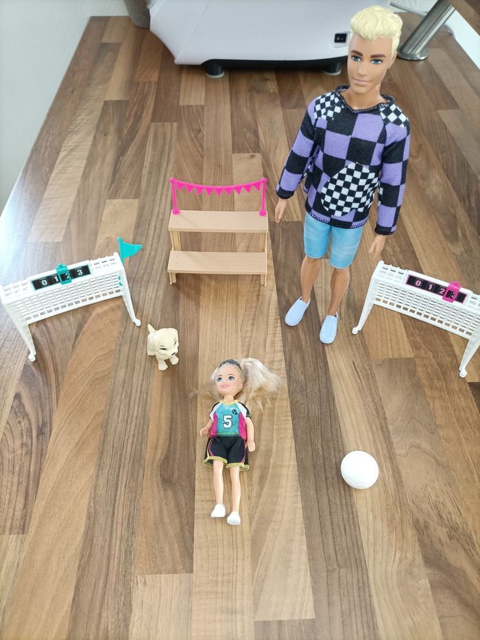 Ken et Chealsea barbie jouent au football - photo numéro 3