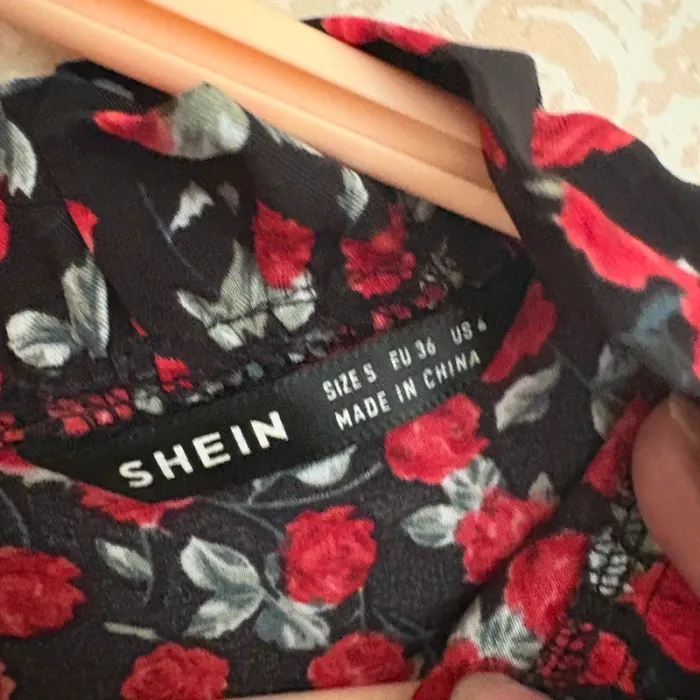 Robe Shein fleurie • noir & rouge • 36 🌿 - photo numéro 3
