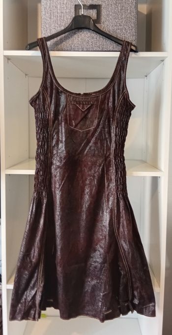 Jolie robe marron imitation cuir
