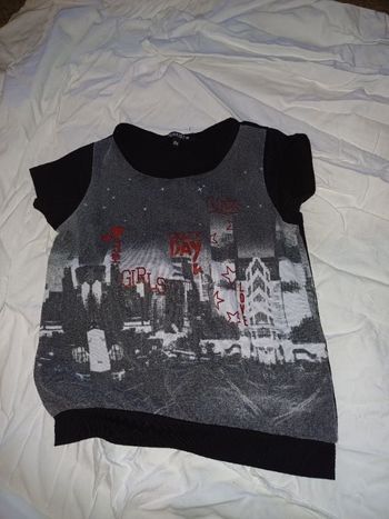 T-shirt motif-devant uni derrière