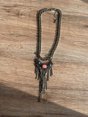 Collier argenté en chaîne et pendentif ethnique