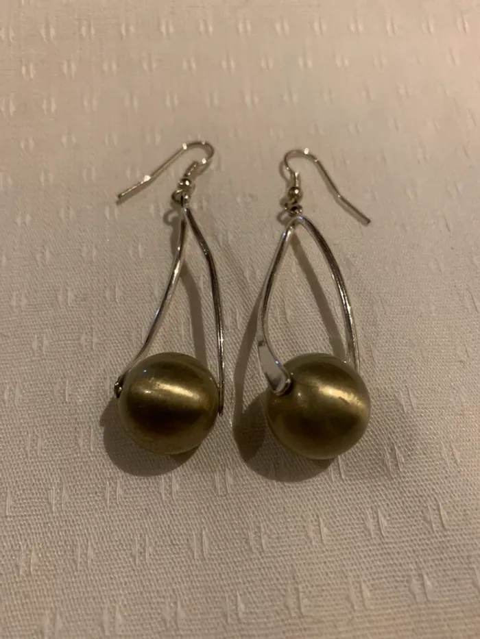 Boucles argentées et dorées
