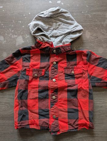 Belle chemise à carreaux avec capuche