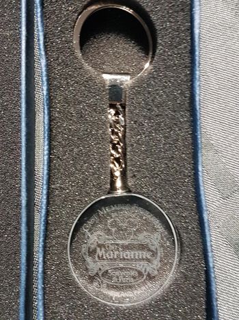 Porte clé en verre Cast Member disneyland paris