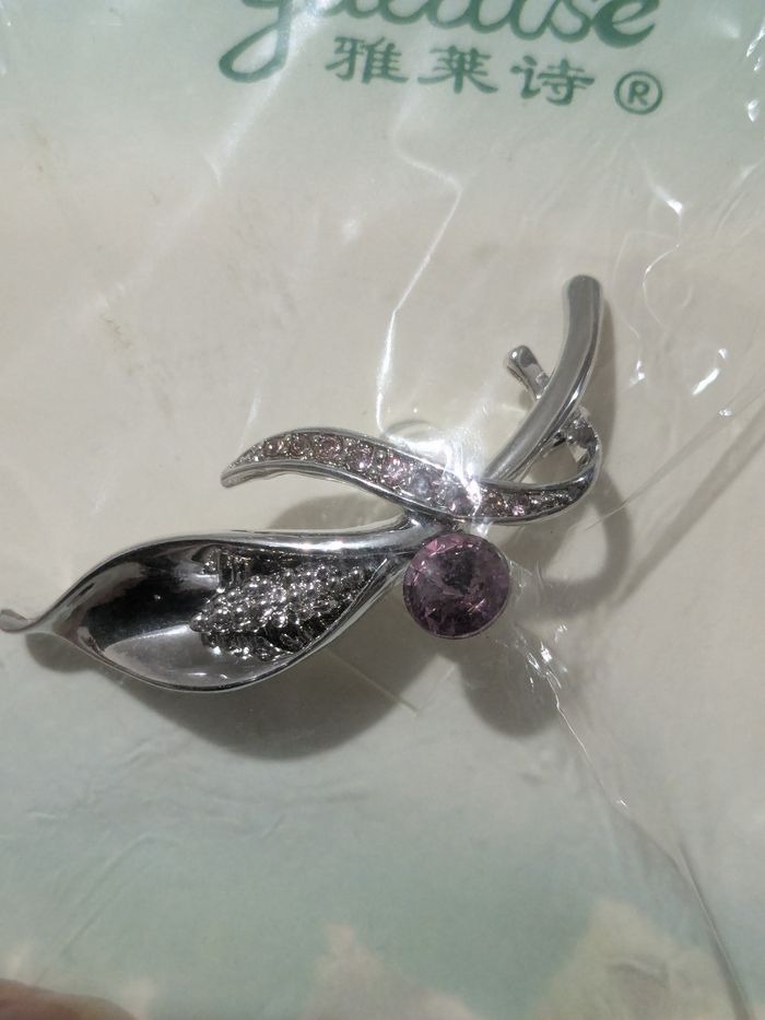 Belle broche métal argenté et strass. - photo numéro 10