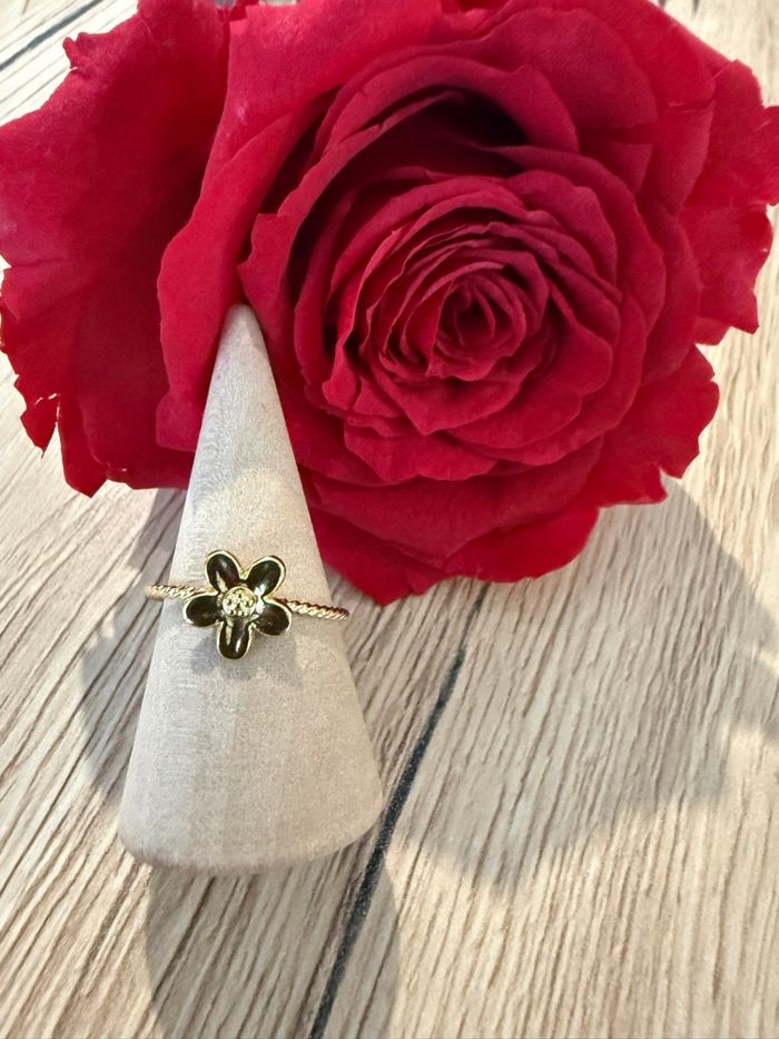 Bague dorée ajustable avec petite fleur en acier inoxydable