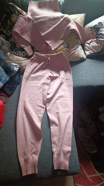 Completo maglia e pantaloni rosa