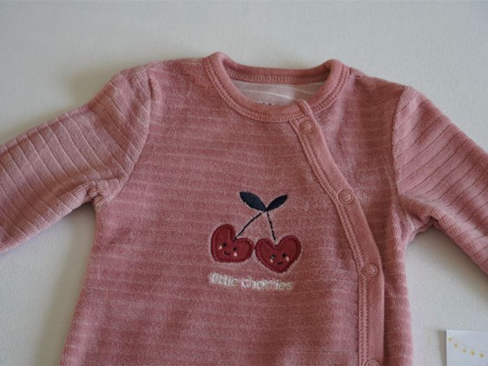 Ensemble Little Cherries Kiabi 0m : 1 Pyjama velours + 2 Bodies ML - photo numéro 3
