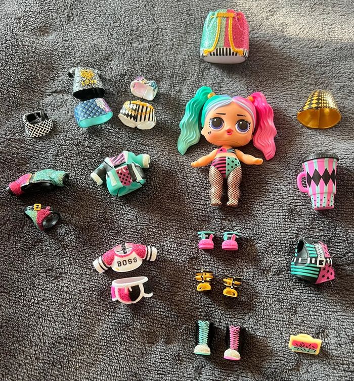 Petite poupée Lol surprise + tout ses accessoires comme sur la photos ( 1 )