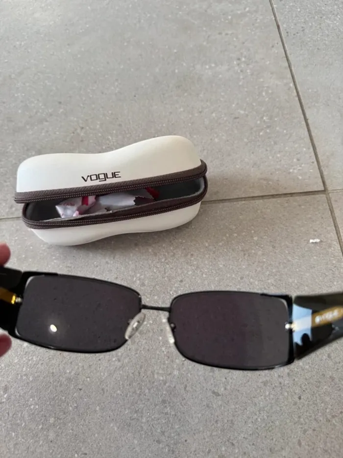 Lunettes de soleil Vogue, très bon état ref : VO 3572-S - photo numéro 5