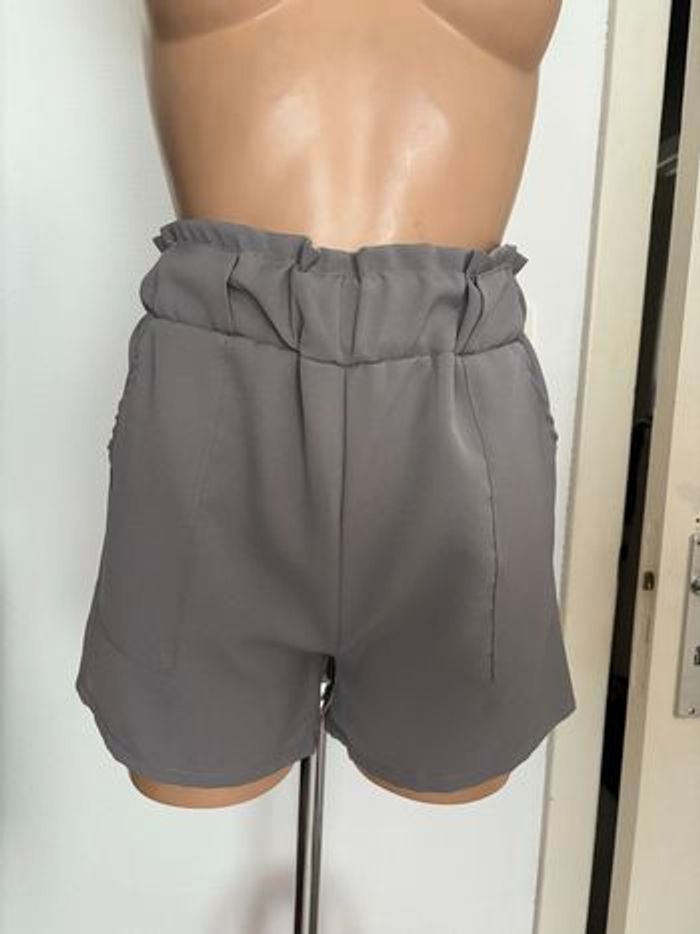 Short gris neuf - photo numéro 2