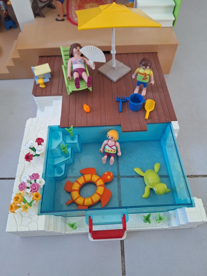 Maison moderne playmobil avec piscine et voiture - photo numéro 2