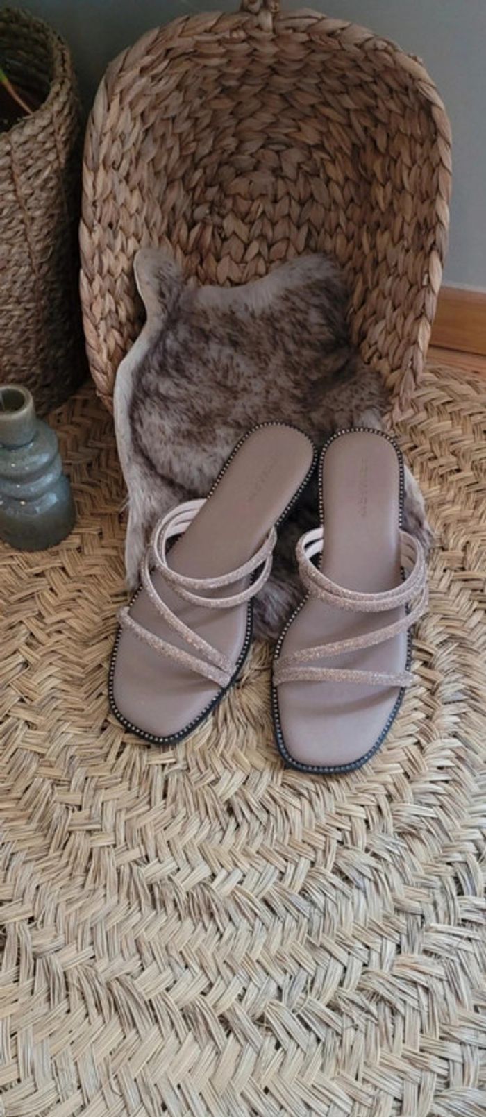 Magnifique claquettes beige et strass neuve Taille 40
