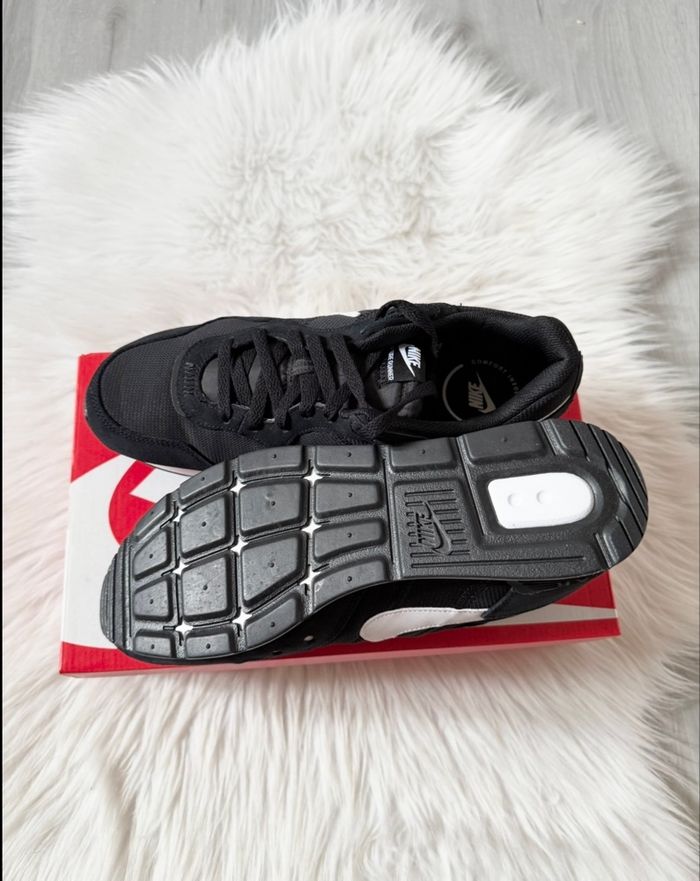 Baskets Nike Venture Runner – Taille 44,5 – noir/blanc – Neuf avec étiquette - photo numéro 2
