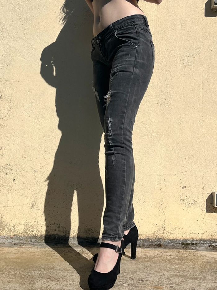 Jean troué taille basse gris nuancé, motif tête de mort sur poche arrière. - photo numéro 10