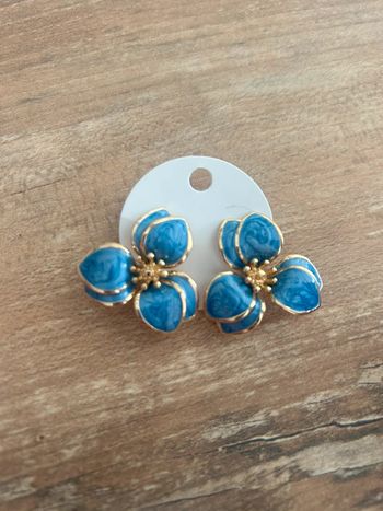 Boucles d’oreilles fleurs bleues Neuve