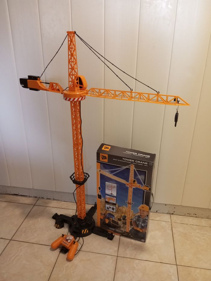 Grande grue en jouet. - photo numéro 4