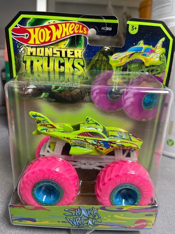 Shark wreak Monster Truck Glow in the Dark Hot Wheels neuf
