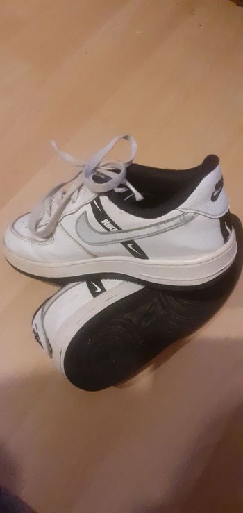 Nike  basket pour enfant original pointure 32