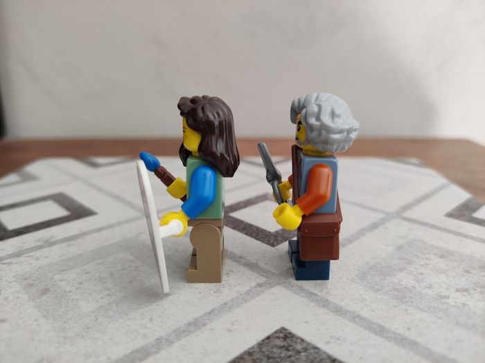 2 figurines Tisserand de tapisserie et Forgeuse de boucliers du set Lego 10332 Place du Village Médiéval - photo numéro 2