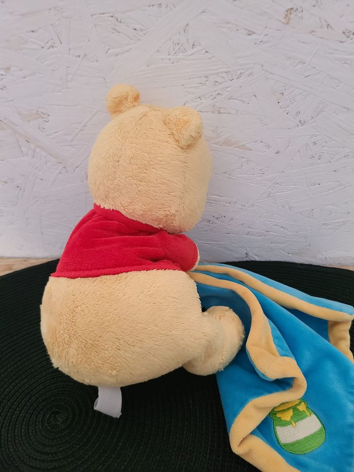 Doudou Peluche Winnie Mouchoir bleu Couverture Pot de miel abeille Disney Nicotoy env.24 cm - photo numéro 2