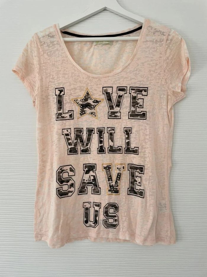 Haut t-shirt rose pâle clair transparent avec motifs léopard et écritures à manches courtes col rond