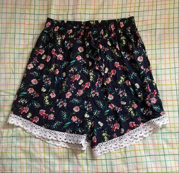 Short fleuri et dentelle