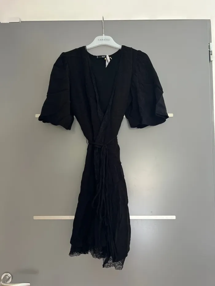 Robe portefeuille noire taille S mango