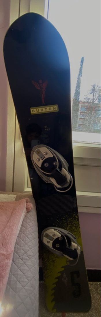 Snowboard BURTON noir brillant  BL 157 - descente, position goofy, fixations incluses