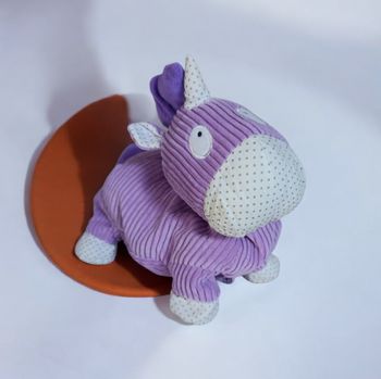 Peluche licorne violette avec poche de rangement