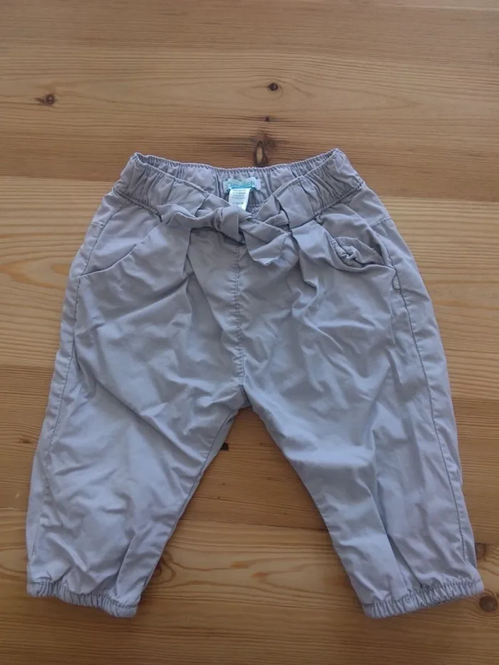 Pantalon gris clair avec noeud