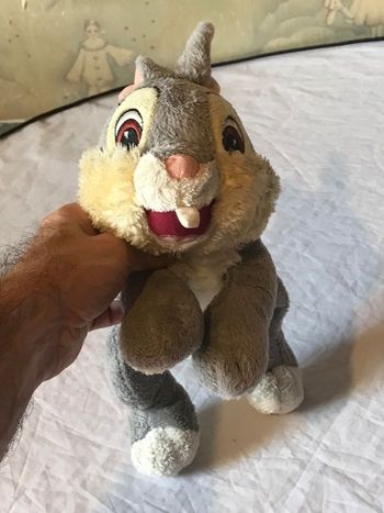 Petit Lapin Gris Saut Bouche Ouverte Animal Faune Peluche Petits Enfants Bébés