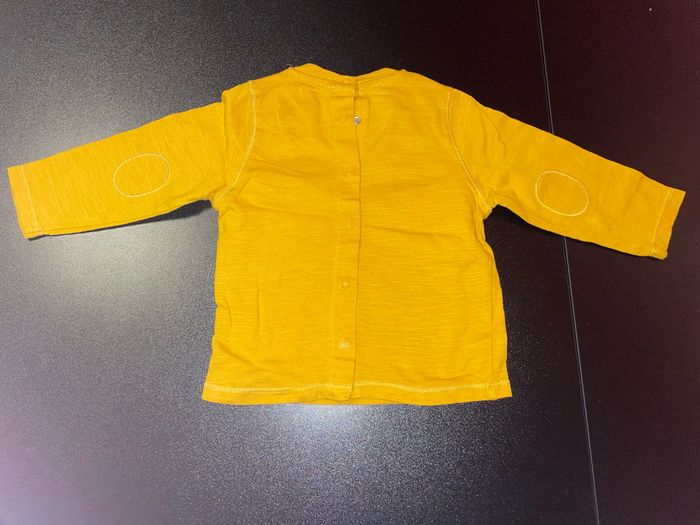 T-shirt manches longues Kiabi jaune moutarde taille 9 mois motif panda - photo numéro 2