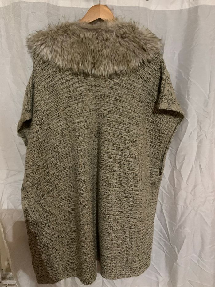 Veste épaisse longue Oversize manches courtes taille 42-44 très bon état col fausse fourrure - photo numéro 4