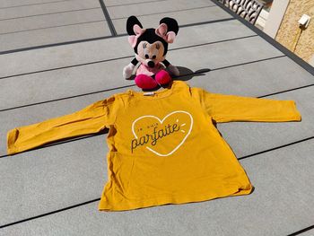 Tee shirt ml fille moutarde Kiabi 18 mois