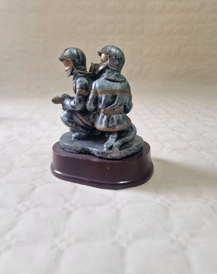 Figurine , statue , trophée , représentant 2 pompier - photo numéro 3