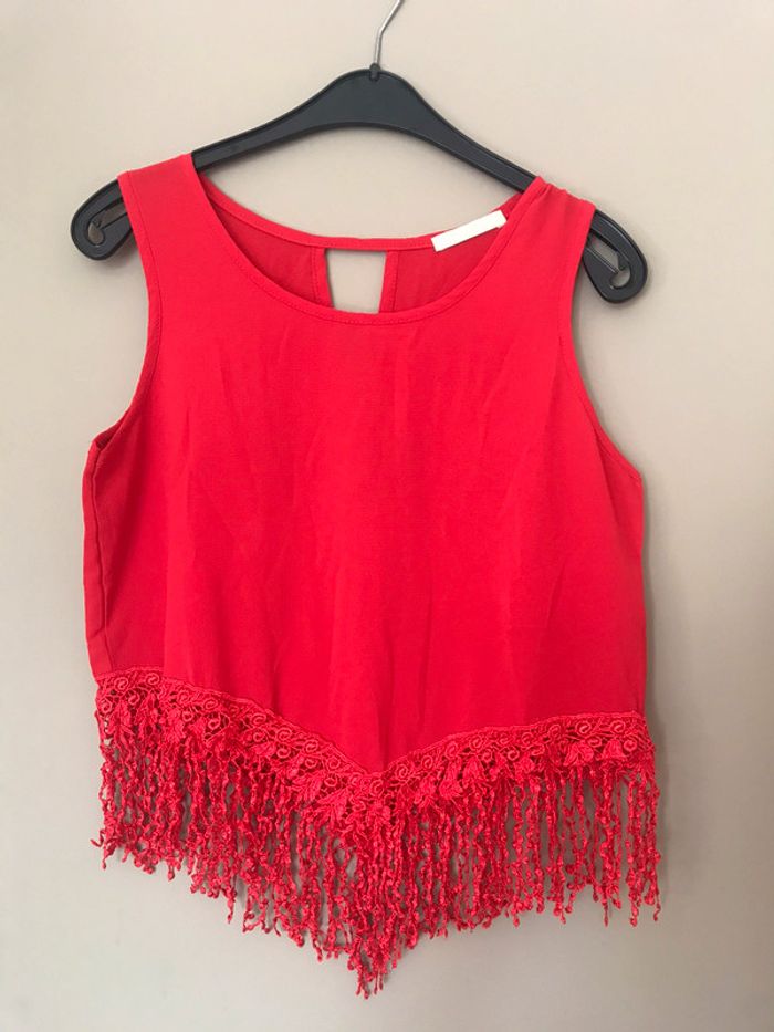 Débardeur rouge à franges