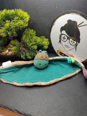 Doudou plat Vache beige rayé Les jolis pas beaux moulin roty vert rond violet