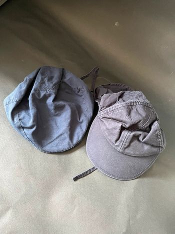 2 casquettes 6 mois dont 1 petit bateau