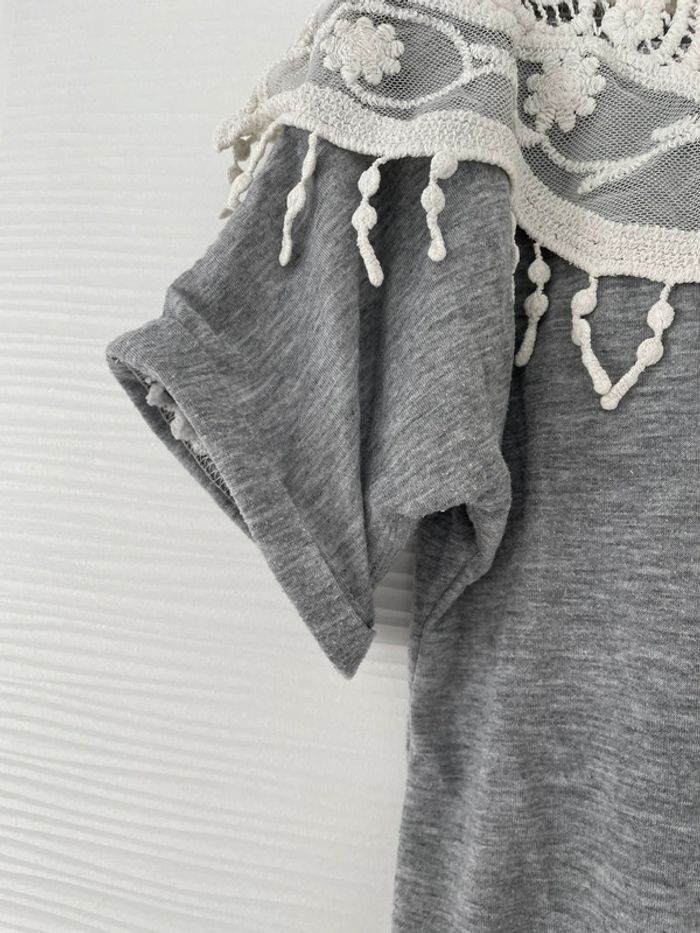 Haut t-shirt gris avec dentelle broderie blanche à manches courtes col rond - photo numéro 3