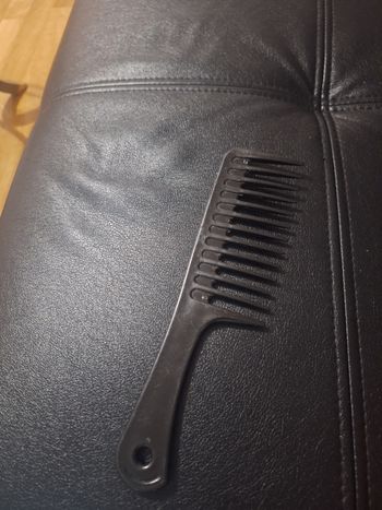 Un peigne  noir