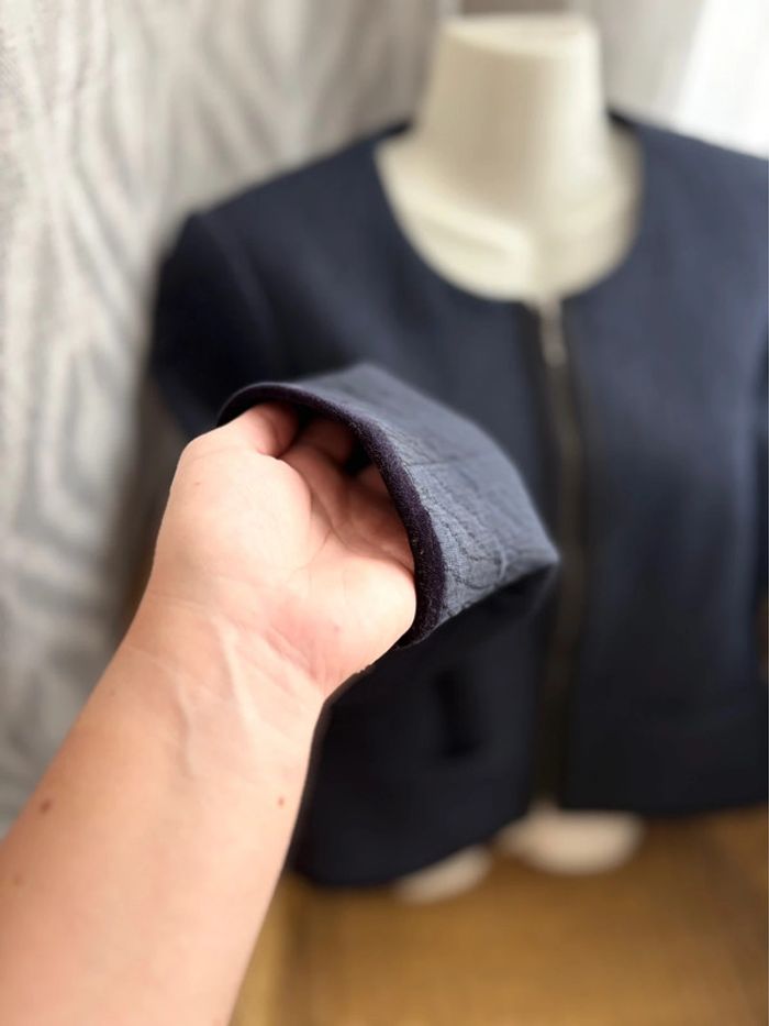 Veste Caroll - comme neuve - bleu très foncé - détails velours sur les manches - taille 42/XL - photo numéro 2