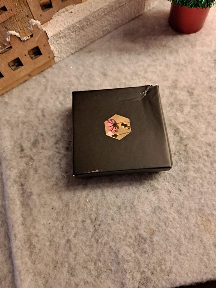 Boucles d'oreilles pendante avec pendentif assortie noir doré - photo numéro 6