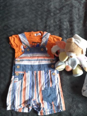 Salopette courte et tee-shirt garçon 1 mois