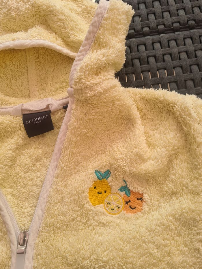 Cape,  veste de bain. Fermeture éclair. Carré blanc. 1 an. Jaune pâle - photo numéro 3