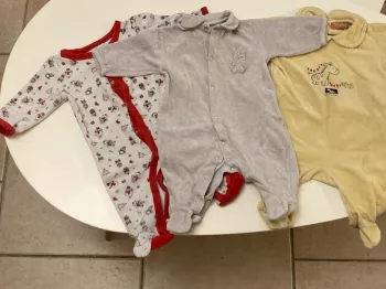 Lot de 3 pyjama hiver 6 mois dont 1 Noël mixte