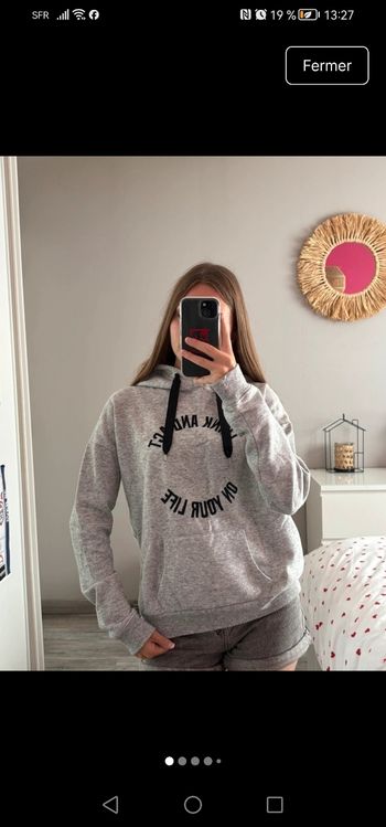 Sweat gris chiné à inscriptions et capuche